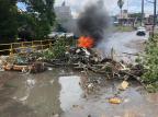 Depois de mais uma enxurrada moradores do Sarandi queimam pneus e bloqueiam rua Tiago Bitencourt / Agencia RBS/Agencia RBS