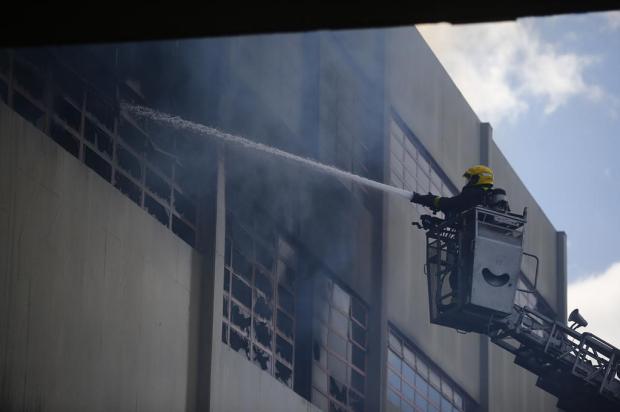 Incêndio destrói parcialmente depósito na zona norte de Porto Alegre Félix Zucco / Agencia RBS/Agencia RBS
