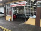 Criminosos jogam carro contra fachada de supermercado para roubar dinheiro de caixa eletrônico em Porto Alegre Tiago Bitencourt / Agencia RBS/Agencia RBS