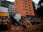 Famílias deixam condomínio após desabamento de muro no bairro Auxiliadora, em Porto Alegre Anselmo Cunha / Agencia RBS/Agencia RBS
