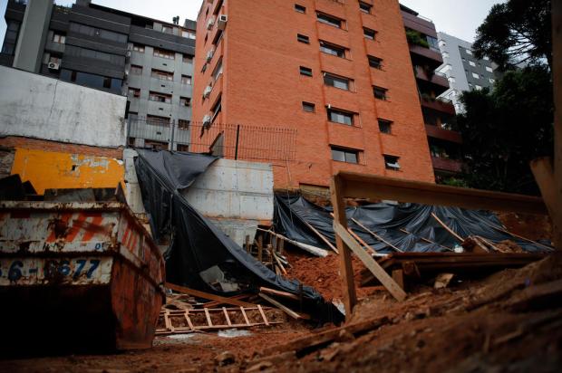 Famílias deixam condomínio após desabamento de muro no bairro Auxiliadora, em Porto Alegre Anselmo Cunha / Agencia RBS/Agencia RBS