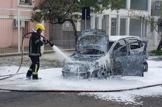 Carro pega fogo em rua da zona sul de Porto Alegre Leandro Rodrigues / Agência RBS/Agência RBS