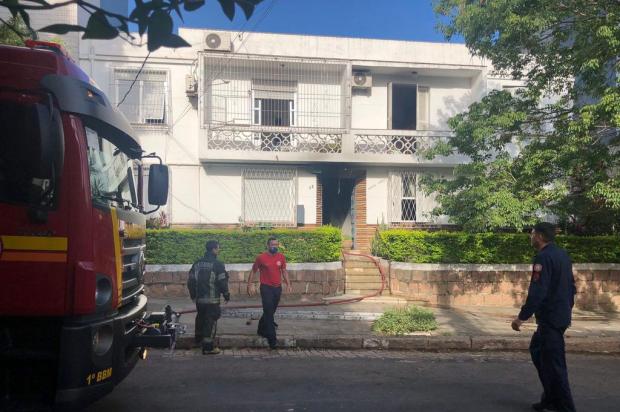Pai e filho ficam feridos após apartamento pegar fogo na zona norte de Porto Alegre Tiago Bitencourt / Agencia RBS/Agencia RBS