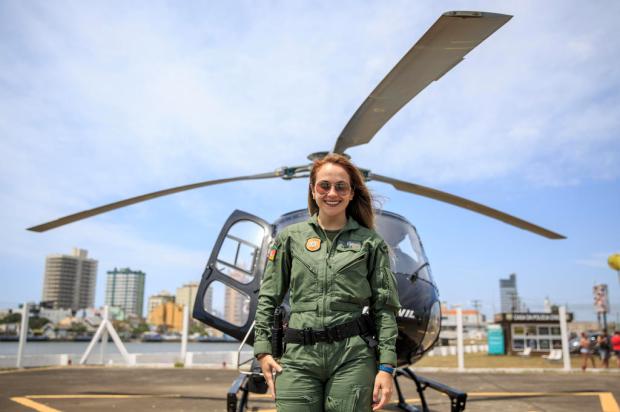 Mulher que sobrevoa de helicóptero as praias do Litoral Norte é a primeira piloto da Polícia Civil do RS Jefferson Botega / Agencia RBS/Agencia RBS