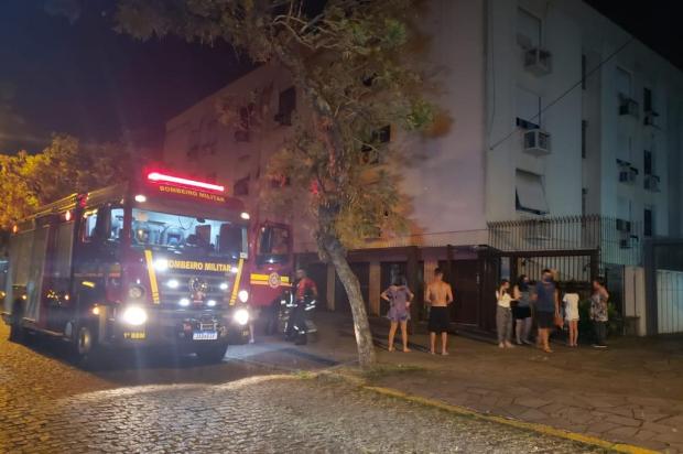 Bombeiros evacuam condomínio após princípio de incêndio no bairro Menino Deus Eduardo Paganella / RBS TV/RBS TV