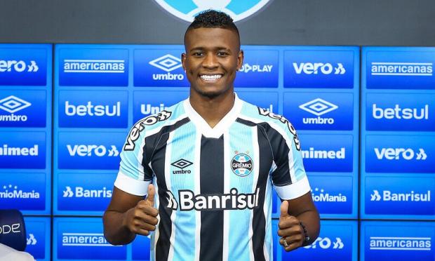 "Eu queria ficar, mas agora estou muito feliz por ter voltado", diz Orejuela em sua reapresentação no Grêmio Lucas Uebel / Grêmio, Divulgação/Grêmio, Divulgação