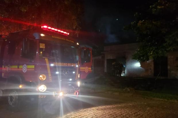 Incêndio atinge minimercado na zona leste de Porto Alegre Eduardo Paganella / RBS TV/RBS TV