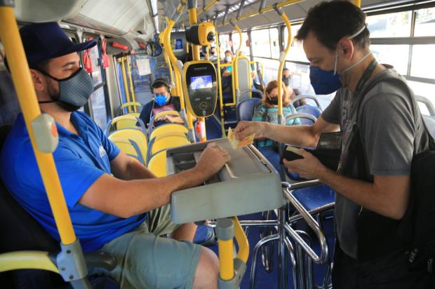 A um dia do fim dos cobradores em 12 linhas, EPTC treina motoristas de ônibus para assumir a função na Capital Ronaldo Bernardi / Agencia RBS/Agencia RBS