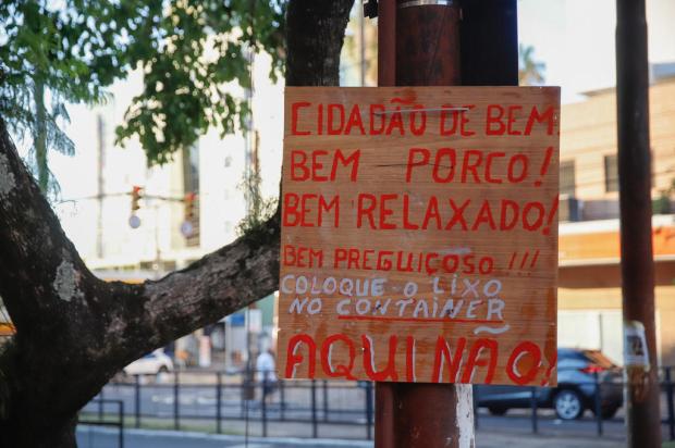 Moradores do Menino Deus reclamam de descarte irregular de lixo: "Cidadão de bem, bem porco", diz placa colocada em praça Anselmo Cunha / Agencia RBS/Agencia RBS
