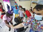 Para aumentar vacinação infantil, prefeituras do RS dão picolé, fantasiam professores e oferecem até "cinema" Lauro Alves / Agencia RBS/Agencia RBS