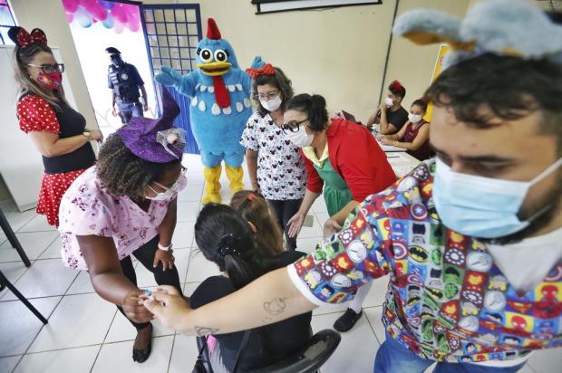 Para aumentar vacinação infantil, prefeituras do RS dão picolé, fantasiam professores e oferecem até "cinema" Lauro Alves / Agencia RBS/Agencia RBS