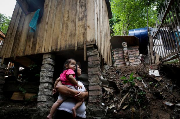 Sobre pilha de tijolos e em cima de churrasqueira: moradores do Morro da Cruz reclamam de instalação de caixas d'água pela prefeitura Mateus Bruxel / Agencia RBS/Agencia RBS