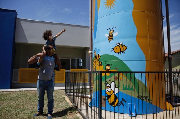 Pai e filho fazem pintura artística em caixa d'água de escola de Gravataí Mateus Bruxel / Agencia RBS/Agencia RBS