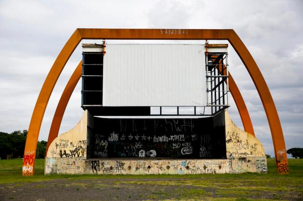 Sem PPCI desde 2020, Anfiteatro Pôr do Sol sofre com vandalismo e abandono; veja imagens Mateus Bruxel / Agencia RBS/Agencia RBS