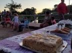 Moradores de Viamão fazem protesto com sete bolos e parabéns para "comemorar" aniversário de obra no Arroio Feijó Fábio Edgar / Especial/Especial