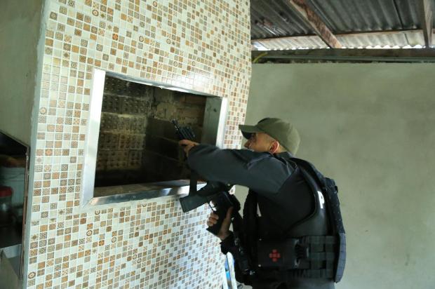 Após cerco policial, líder de quadrilha que assaltou carro-forte em Guaíba é encontrado dentro de chaminé de churrasqueira Ronaldo Bernardi / Agencia RBS/Agencia RBS