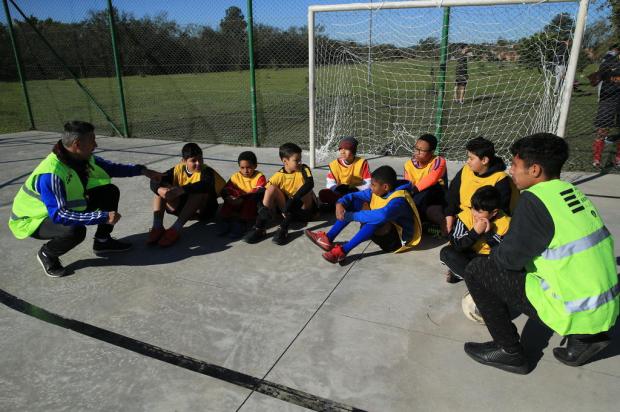 Projeto social no bairro Hípica ensina sobre disciplina, respeito e caráter por meio do futebol Ronaldo Bernardi / Agencia RBS/Agencia RBS