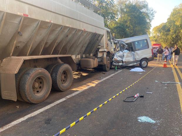 Colisão frontal entre van e caminhão deixa sete mortos na BR-386 Eduardo Cardozo / Rádio Minuano FM de Sarandi/Divulgação/Rádio Minuano FM de Sarandi/Divulgação