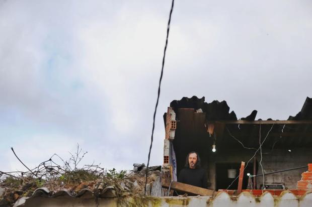 Três meses depois da queda de uma árvore, casa de morador segue destruída Lauro Alves / Agencia RBS/Agencia RBS