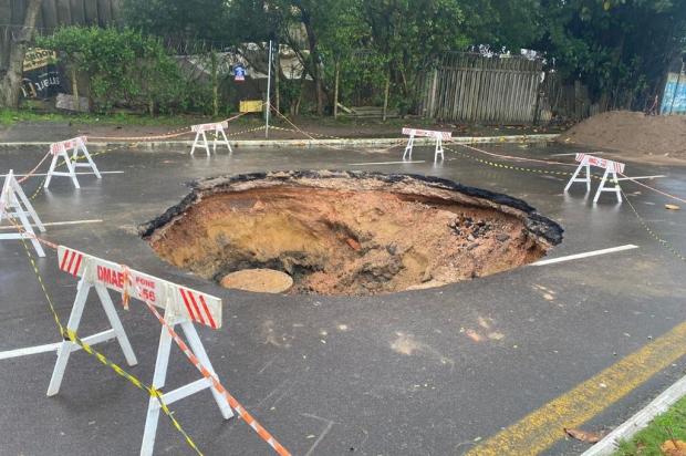 Chuva causa interrupção de obra para tapar cratera aberta na Avenida Loureiro da Silva Guilherme Milman / Agencia RBS/Agencia RBS