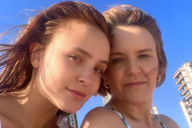 Larissa Manoela e sua mãe, Silvana Elias, na praia, quando a atriz ainda era adolescente.