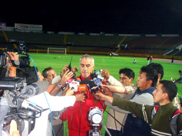 Após treino, Fossati sofre assédio em Quito Leandro Behs/ Após treino, Fossati sofre assédio em Quito Leandro Behs/