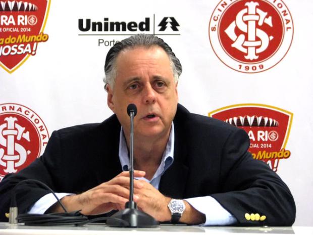 Carvalho pede voto de confiança: "Roth é um dos principais técnicos do Brasil" Eduardo Cecconi/ Carvalho pede voto de confiança: "Roth é um dos principais técnicos do Brasil" Eduardo Cecconi/