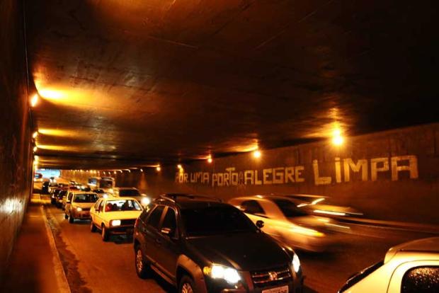 DMLU apaga "pichação limpa" de estudantes no Túnel da Conceição, na Capital Fernando Gomes/