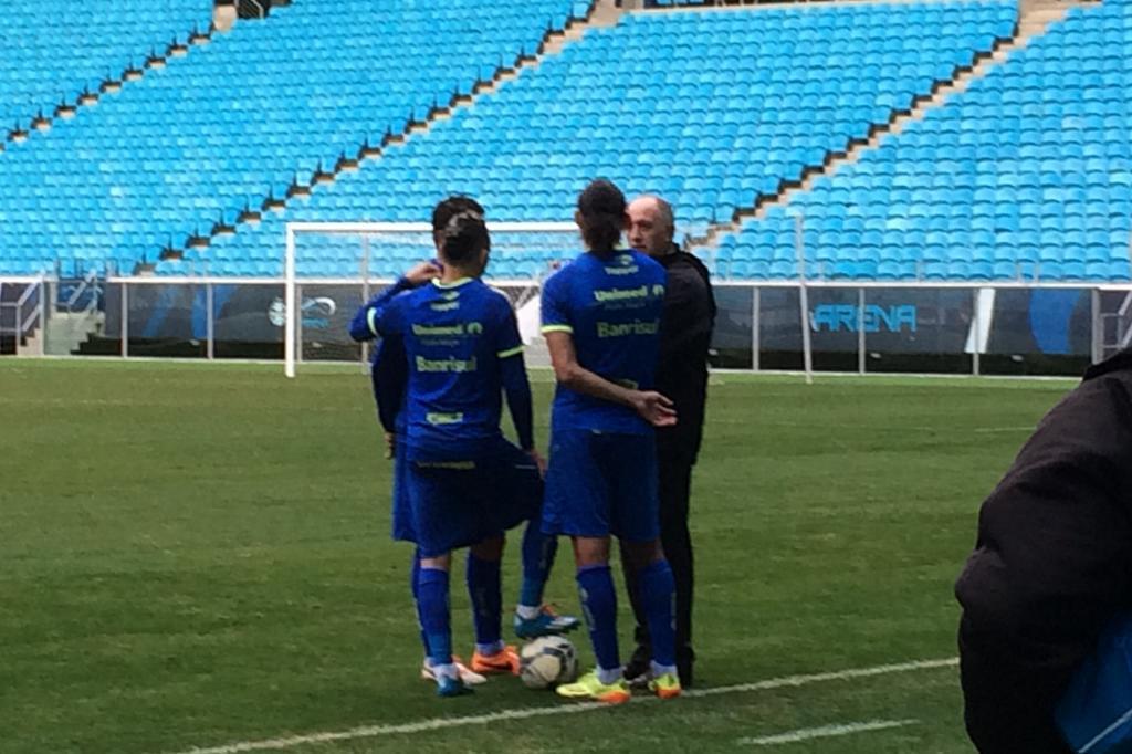 FOTO: Felipão conversa com Barcos, Pará e Edinho após treino