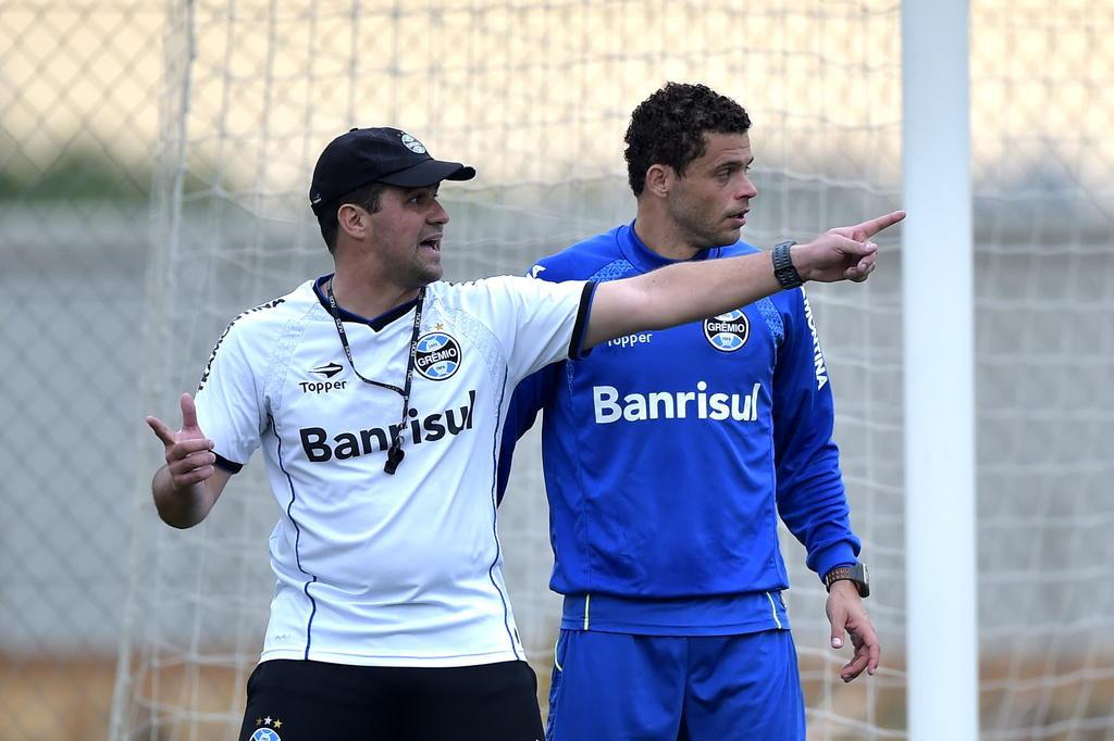 Sob os olhares de Felipão, Jardine comanda o Grêmio contra o Vitória