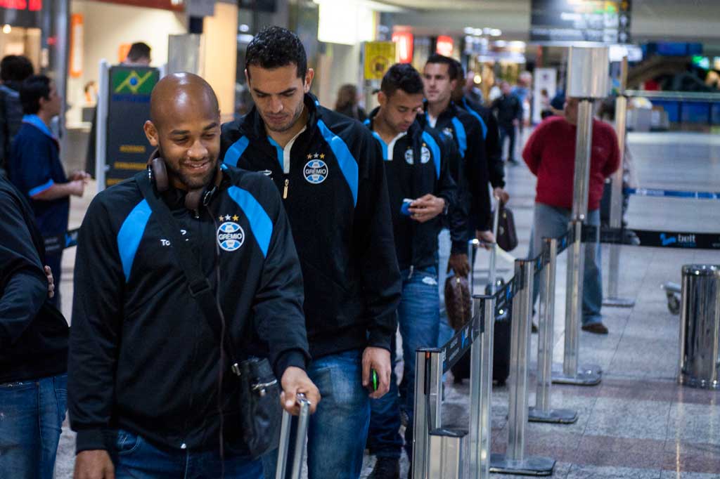 Com atraso no voo, Grêmio embarca para Belo Horizonte