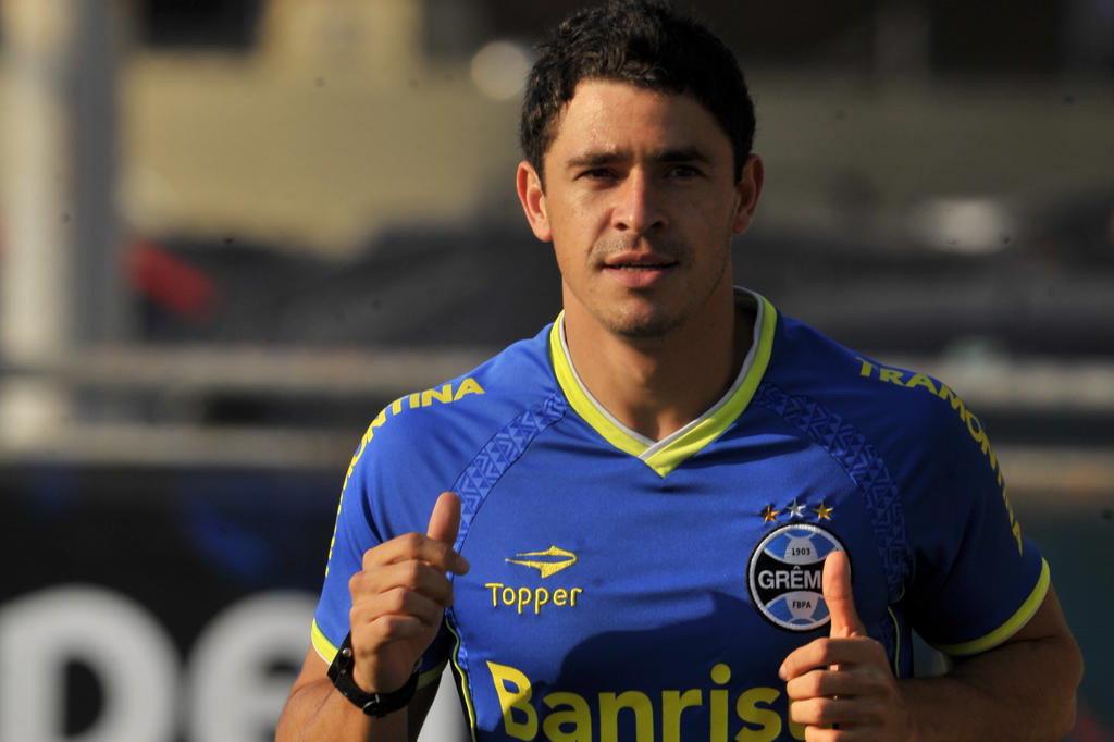 Giuliano e Alán Ruiz disputam a posição na única dúvida gremista