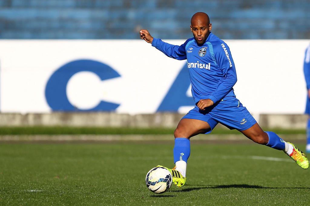 Volante técnico, Fellipe Bastos vira referência no Grêmio de Felipão