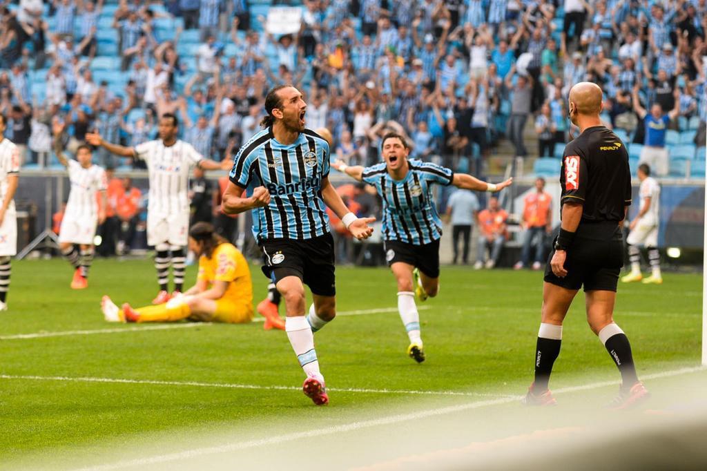 Com dois de Barcos, Grêmio sofre mas vence o Corinthians em casa