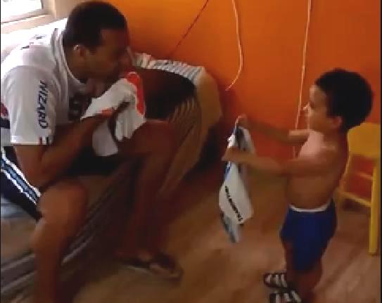 Vídeo: Criança decepciona pai são-paulino e escolhe camisa do Grêmio