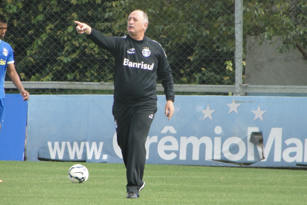 Felipão orienta posicionamento em treino do Grêmio no Olímpico