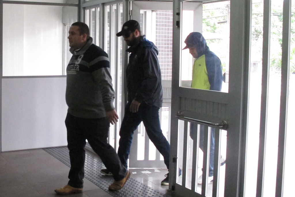 Testemunha chega para prestar depoimento sobre caso de racismo