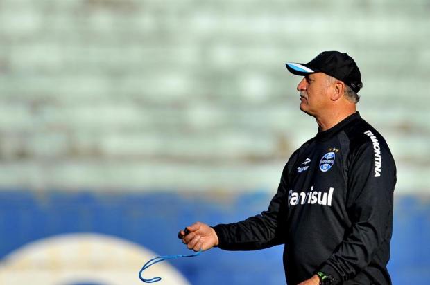 Felipão deixa Giuliano no banco e escala Luan contra o Atlético-PR