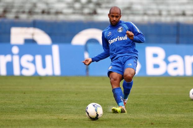 Fellipe Bastos concentrado no Grêmio: Não nos importamos com o que acontece do outro lado