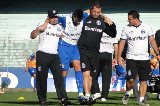 Saimon leva a pior em dividida e sai carregado de treino do Grêmio