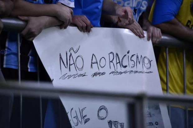 Sem injúrias racistas, torcida do Grêmio pega no pé de Aranha na Arena