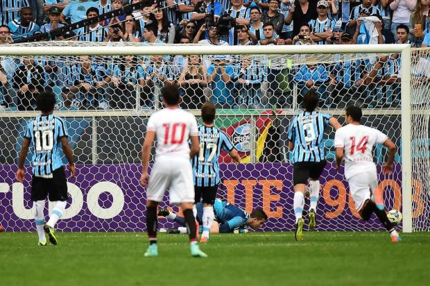Com 46 mil na Arena, Grêmio perde por 1 a 0 para o São Paulo