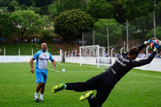 Preparador de goleiros do Grêmio vê Tiago e Léo prontos para substituir Grohe