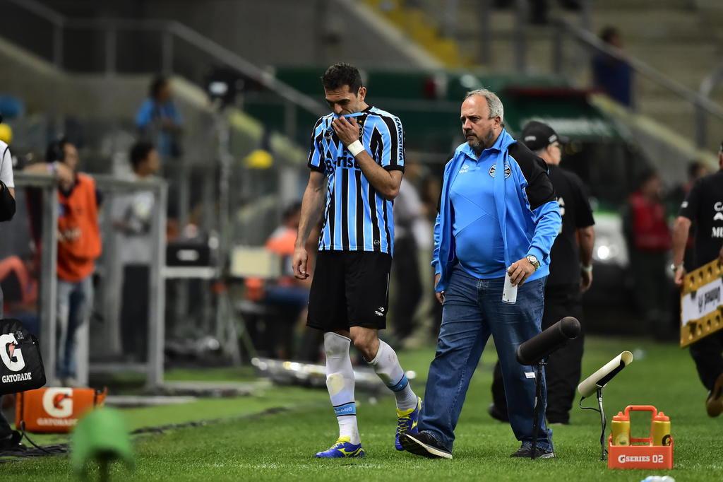 Exame nesta quinta-feira definirá presença de Rhodolfo contra o Palmeiras