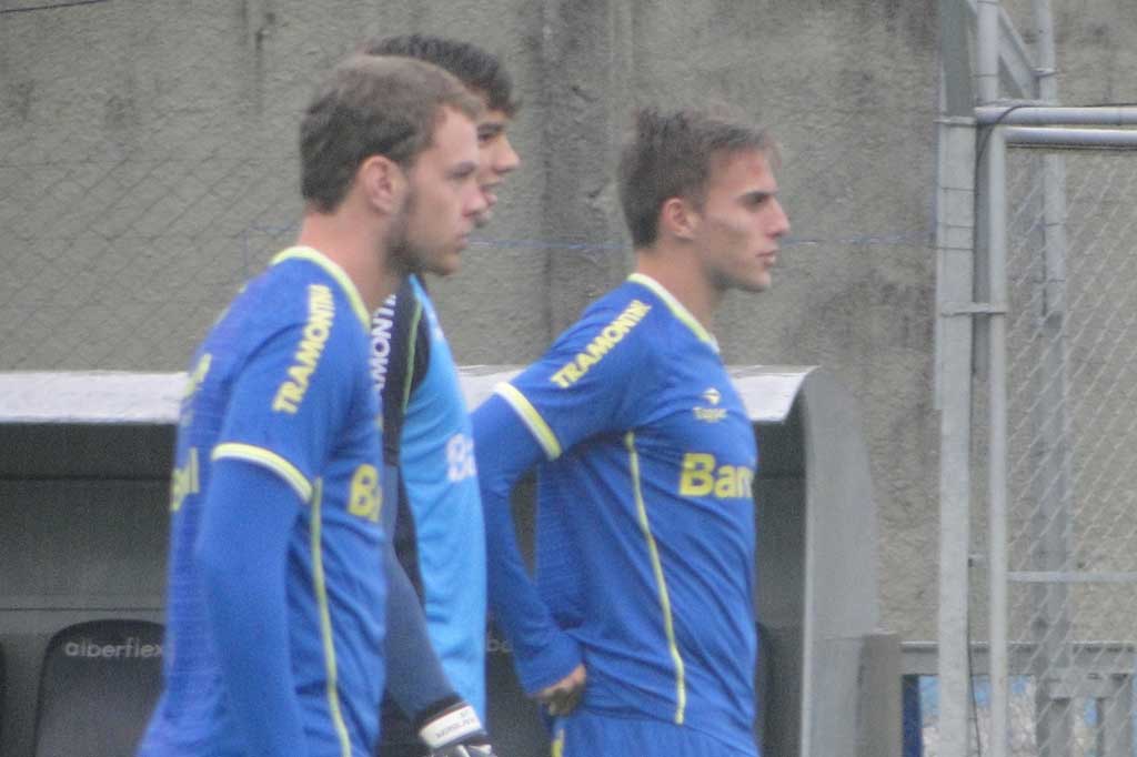 Sob chuva, Grêmio faz treino descontraído no suplementar do Olímpico