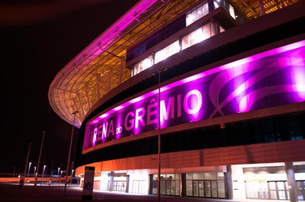 Arena ganha iluminação cor de rosa e faz promoção para mulheres