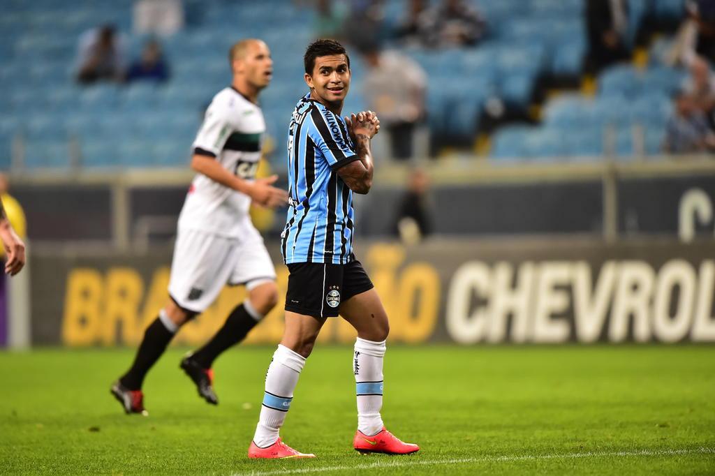 Grêmio prepara proposta para compra em definitivo de Dudu