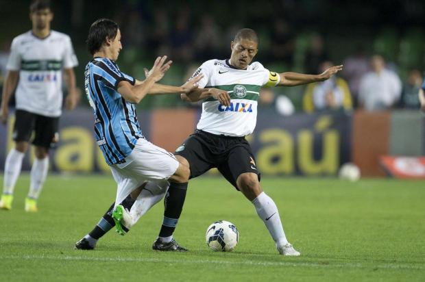 Após empate com o Coritiba, Felipão pede calma na luta pelo G-4: Temos que ter os pés no chão