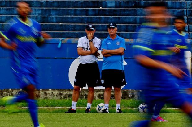 Felipão abre treino, testa dois centroavantes e mostra duas dúvidas