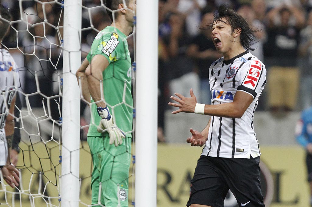 Atlético-MG e Corinthians tropeçam e ajudam a Dupla na luta pelo G-4